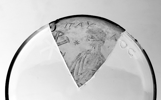 GLASFRAGMENT MIT JUGENDLICHEM PAULUS, 5. Jahrhundert n. Chr., Glas/Schliffglas, Archäologisches Museum der Universität Münster, Inv.-Nr. 2476, © Archäologisches Museum der Universität Münster, Foto: Robert Dylka