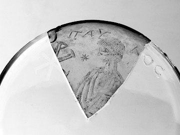 GLASFRAGMENT MIT JUGENDLICHEM PAULUS, 5. Jahrhundert n. Chr., Glas/Schliffglas, Archäologisches Museum der Universität Münster, Inv.-Nr. 2476, © Archäologisches Museum der Universität Münster, Foto: Robert Dylka
