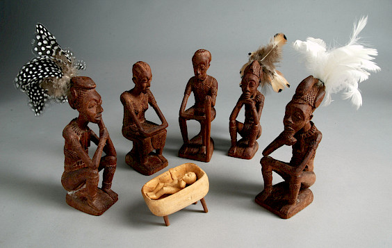 Kongo  um 1990  Congo, c. 1990. Wood; feathers. Telgte, Relígio Museum of Religious Culture, inv. no. 20-0492.3-6, © Relígio. Westphalian Museum of Religious Culture.Holz; Federn  Telgte, Relígio Museum für religiöse Kultur, Inv.-Nr. 20-0492.3-6, © Relígio. Westfälisches Museum für religiöse Kultur