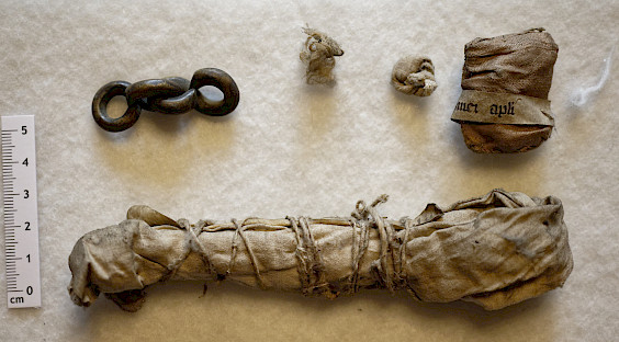 Relics from the Paul statuette, informal documentation photo: Paulus Team