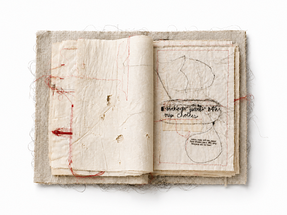 PERSONAL MATTER A.1, Katarina Kloppe, 2026 Textilien; Garn; Schreibmaschinentinte; Permanentmarker Im Besitz der Künstlerin, Foto: Katharina Kloppe