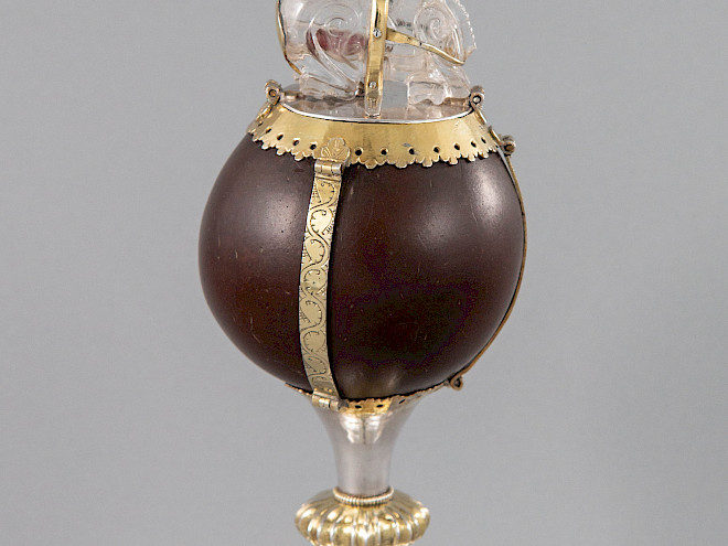 Kokosnussreliquiar Westfalen  1230/1250; Bergkristallfigur: Abbasidisch, 10. Jahrhundert, Domschatz Münster, Inv.-Nr. E.6, Foto: Dr. Michael Reuter