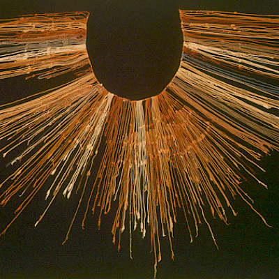 Abb. 1: Quipu, um 1400, Museo Arqueológico Rafael Larco Herrera in Lima, Peru. Public Domain.