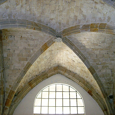 Abb.3: Kreuzrippengewölbe, Kapitelsaal, 13. Jahrhundert, Abtei Bonne-Espérance, Vellereille-les-Brayeux, Belgien. Public Domain.
