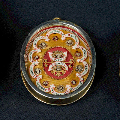 Behältnis mit Apostelreliquien 18. Jahrhundert,  Domschatz Münster, Inv.-Nr. DK.2020.122, Foto: Dr. Michael Reuter. Das Reliquiar birgt winzige Knochenfragmente der zwölf Apostel. Die Reliquien von Petrus und Paulus sind im Zentrum auf rotem Samt positioniert.